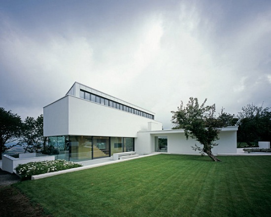 modern-white-residential-home-exterior-Philipp-Architekten-5-600x480.jpg