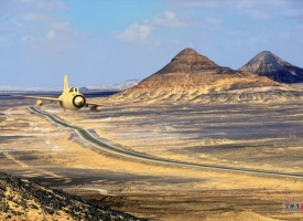 凭着轻巧灵活的转弯性能，米格21在沙漠中有着良好的低空...