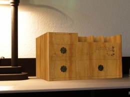 一个木质的收纳盒